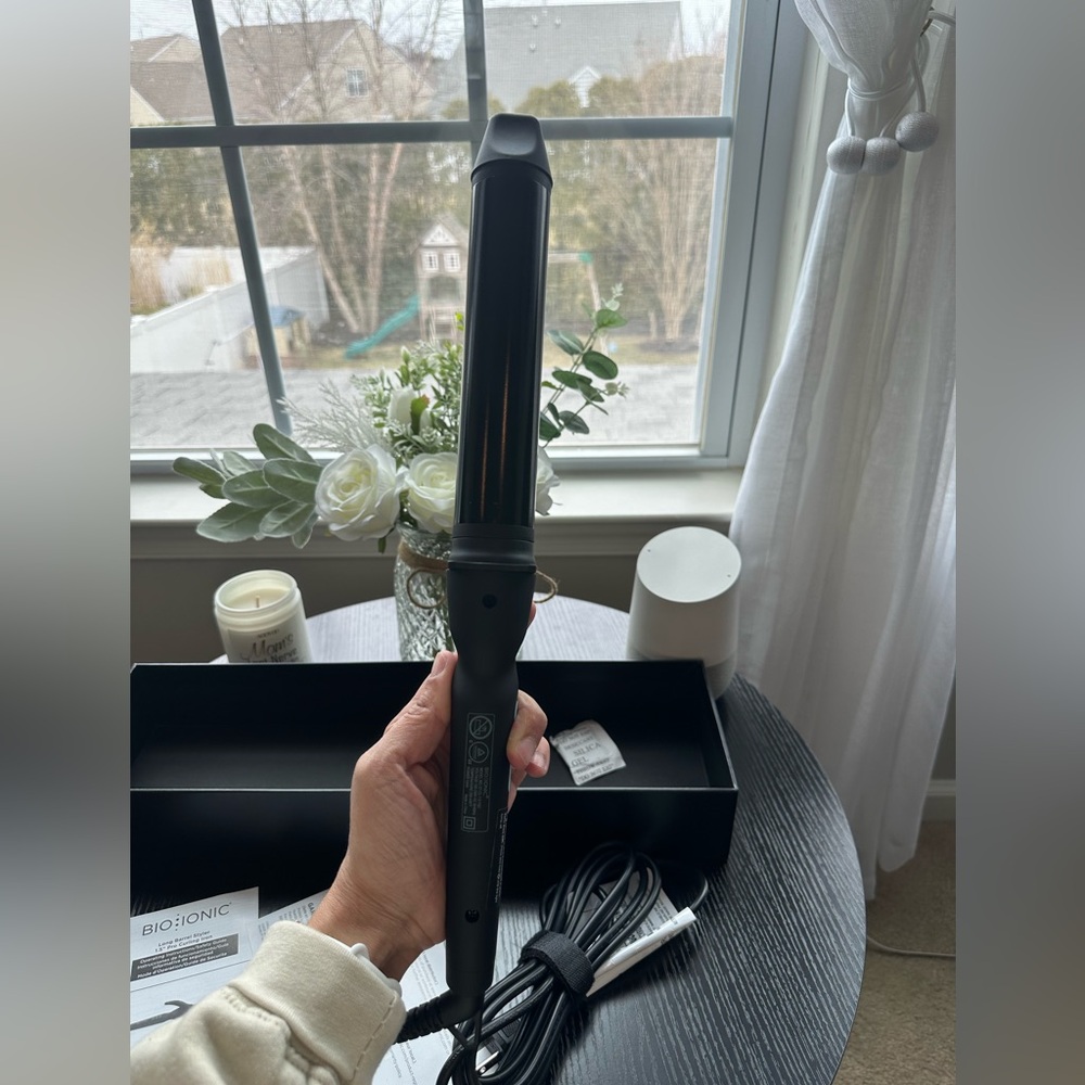Bioionic Black Pro Curling Iron 1.5 Long Barrel Style - Picture 7 of 7